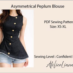 Könnte beinhalten: Eine ärmellose, asymmetrische Peplum-Bluse aus dunklem Denim mit goldenen Knöpfen. Die Bluse hat ein ausgestelltes Peplum-Design und ist Teil eines PDF-Schnittmusters. Der Text auf dem Bild lautet "Asymmetrical Peplum Blouse" und "Atelierliana".
