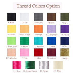Puede incluir: Una carta de colores que muestra opciones de color de hilo. La imagen muestra una variedad de colores de hilo, incluyendo negro, blanco, gris, marr&oacute;n, oliva, amarillo, naranja, morado, verde, azul, rosa, rojo, granate, dorado, plateado y beige. El texto "Thread Colors Option" est&aacute; en la parte superior.