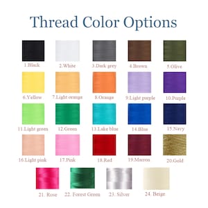 Op de afbeelding: Een kleurenkaart met de titel "Thread Color Options" toont 24 garenkleuren. Kleuren zijn onder meer zwart, wit, donkergrijs, bruin, olijfgroen, geel, lichtoranje, oranje, lichtpaars, paars, lichtgroen, groen, meerblauw, blauw, marine, lichtroze, roze, rood, kastanjebruin, goud, roos, bosgroen, zilver en beige.