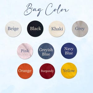 Op de afbeelding: Afbeelding met een kleurenkaart voor tassen, met cirkels in verschillende tinten. Kleuren zijn beige, zwart, kaki, grijs, roze, grijsblauw, marineblauw, oranje, bordeauxrood en geel. De tekst "Bag Color" staat in cursief bovenaan.
