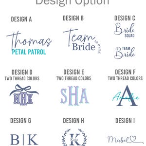 Op de afbeelding: Een grafische weergave van verschillende ontwerpopties voor gepersonaliseerde items. Ontwerpen omvatten namen, initialen en zinnen zoals "Team Bride" en "Bride Squad" in verschillende lettertypen en kleuren. De tekst "Design Option" staat bovenaan.