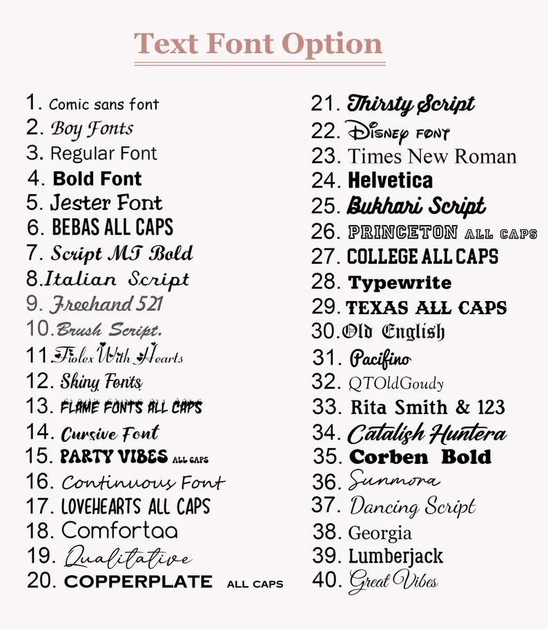 Puede incluir: Una lista de 40 opciones de fuentes de texto, mostradas en fuente negra sobre un fondo blanco. El t&iacute;tulo "Text Font Option" es de color marr&oacute;n claro. Cada fuente est&aacute; numerada y nombrada, incluyendo opciones como "Comic sans font" y "Great Vibes."