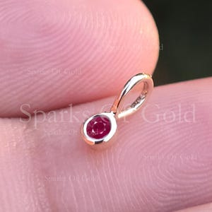 14k massivt guld rubin berlockhänge • Elegant smycke med födelsesten i juli