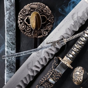 Könnte beinhalten: Ein kunstvolles japanisches Katana-Schwert mit detaillierter Klinge und Griff. Der Griff ist mit schwarzem und goldenem Kordel umwickelt. Das Schwert hat einen dekorativen Handschutz und eine kunstvoll verzierte Scheide. Die Klinge hat ein wellenförmiges Muster.
