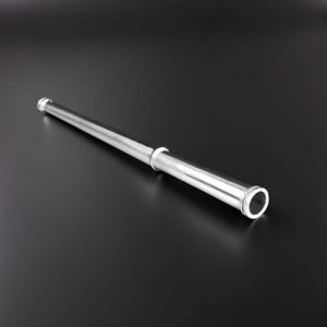 Może przedstawiać: Srebrny, teleskopowy pałeczka lub różdżka, leżąca po przekątnej na czarnej powierzchni. Pałeczka ma cylindryczny kształt z nieco szerszą sekcją w pobliżu jednego końca i węższym, zaokrąglonym końcem. Powierzchnia odbija światło.