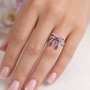Anillo de circonita cúbica con diseño de lazo, plata de ley 925, piedra rosa