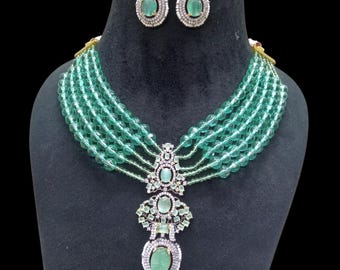 Elegante grüne Glasperlenkette mit stylischem Anhänger