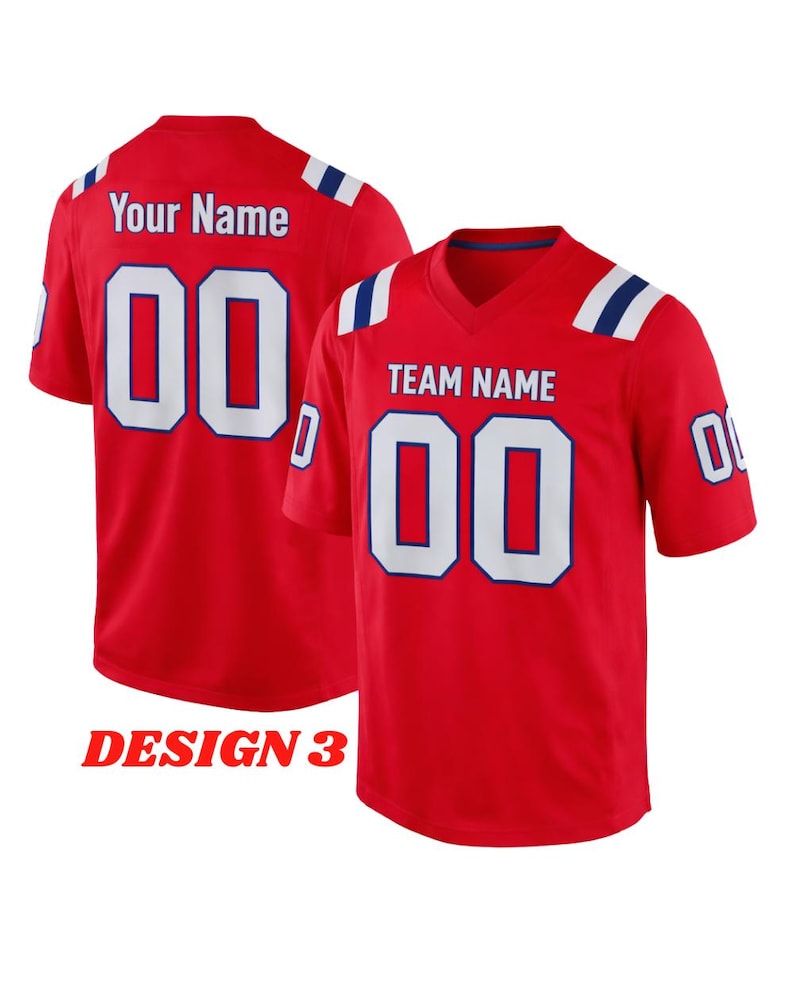 Puede incluir: Dos camisetas deportivas rojas con n&uacute;meros y letras blancas. Una camiseta muestra "Your Name" y el n&uacute;mero "00" en la espalda. La otra camiseta muestra "TEAM NAME" y "00" en la parte delantera. Rayas azules y blancas acent&uacute;an los hombros. El texto "DESIGN 3" est&aacute; en la parte inferior.