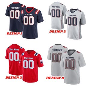 Puede incluir: Se muestran cuatro dise&ntilde;os diferentes de camisetas de f&uacute;tbol. El dise&ntilde;o 1 es azul marino con detalles blancos y rojos. El dise&ntilde;o 2 es blanco y gris con detalles en azul marino y rojo. El dise&ntilde;o 3 es rojo con detalles blancos y azules. El dise&ntilde;o 4 es gris con detalles rojos.