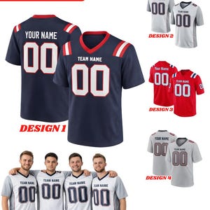 Puede incluir: Camisetas de f&uacute;tbol azul marino y blancas con texto y n&uacute;meros personalizables. La imagen muestra m&uacute;ltiples dise&ntilde;os, incluyendo opciones rojas y blancas, con el texto "Custom any request".