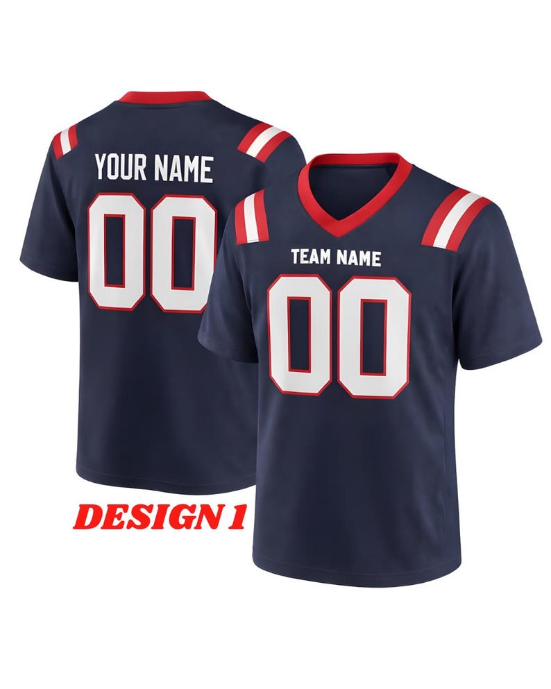 Puede incluir: Camiseta de f&uacute;tbol azul marino con n&uacute;meros blancos y detalles en rojo y blanco. La camiseta tiene el texto "TEAM NAME" y "YOUR NAME" impresos, junto con el n&uacute;mero "00". El dise&ntilde;o est&aacute; etiquetado como "DESIGN 1".