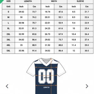 Puede incluir: Tabla de tallas de camisetas de f&uacute;tbol unisex con medidas en pulgadas y cent&iacute;metros. La tabla incluye tallas de la S a la 5XL, detallando las dimensiones de largo, ancho y manga. Se muestra una camiseta azul marino con el n&uacute;mero "00".