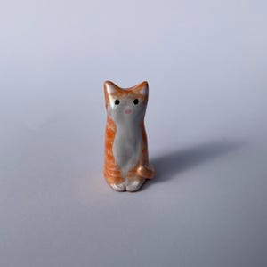 Miniatur Katze Schlüsselanhänger – Handgefertigte Keramik Kitty – Orange getigerte Katze Taschenanhänger – Geschenk für Katzenliebhaber – Kleines Tier Accessoire
