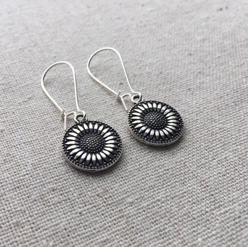 SALE Dangle Daisy Earrings Silver Flower Earrings Floral Etsy