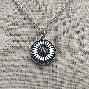 可憐なひまわりのネックレス - 小さな花のネックレス - シルバーのひまわりのネックレス - ひまわりのジュエリーギフト - 彼女へのギフト - ひまわりのギフト
