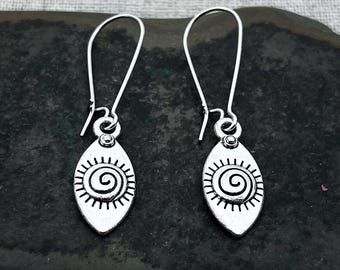 Pendientes de plata con espiral - Pendientes colgantes pequeños - Pendientes de plata pequeños - Pendientes colgantes delicados - Pendientes pequeños con espiral - Joyería con espiral