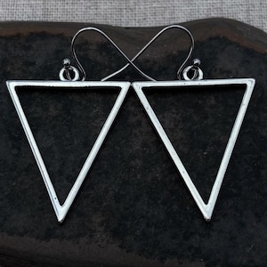 Zilveren driehoek oorbellen - zilveren geometrische oorbellen - driehoek hangoorbellen - minimalistische zilveren oorbellen - moderne zilveren drop oorbellen