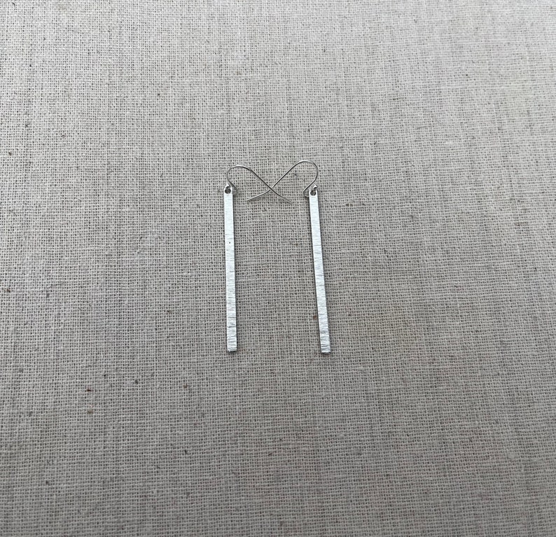 VENTA Pendientes largos de plata Pendientes de barra minimalista Pendientes de palo modernos Pendientes colgantes geométricos delgados Pendientes colgantes alargados imagen 9