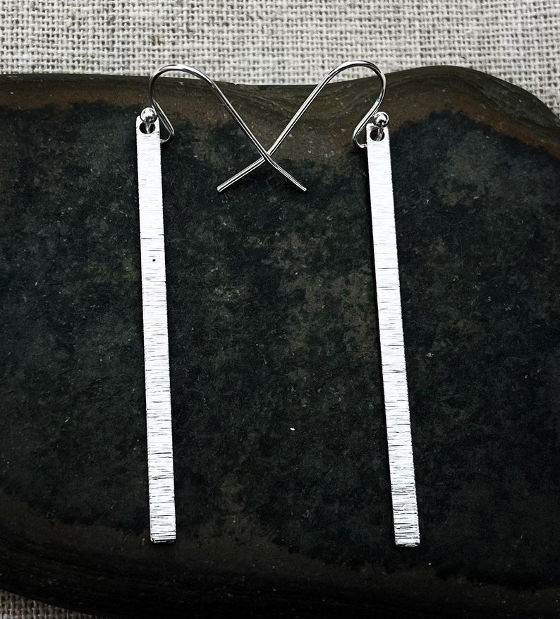 VENTA Pendientes largos de plata Pendientes de barra minimalista Pendientes de palo modernos Pendientes colgantes geométricos delgados Pendientes colgantes alargados imagen 1