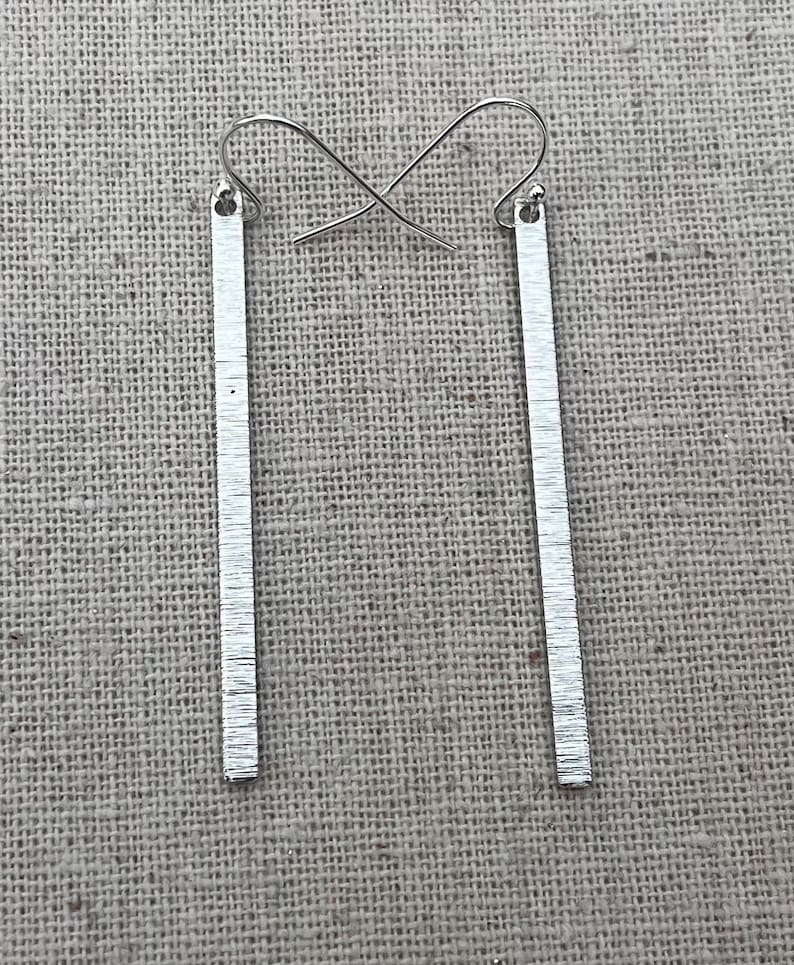 VENTA Pendientes largos de plata Pendientes de barra minimalista Pendientes de palo modernos Pendientes colgantes geométricos delgados Pendientes colgantes alargados imagen 2