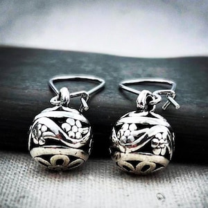 Silber Ball Ohrringe - Zierliche Blumen Ohrringe - Boho Ohrringe - Florale Tropfen Ohrringe - Blumen Ohrringe - Blumen Geschenke für Sie