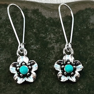 Boucles d&#39;oreilles fleurs délicates - Boucles d&#39;oreilles turquoises délicates - Boucles d&#39;oreilles pendantes turquoise - Bijoux turquoise - Boucles d&#39;oreilles pendantes fleurs - Cadeaux pour elle