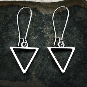 Kleine driehoek hangoorbellen - kleine driehoek oorbellen - geometrische drop oorbellen - sierlijke moderne oorbellen - zilveren minimalistische oorbellen