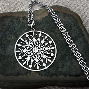 SALDI - Collana moderna con fiocco di neve - Collana festiva - Collana natalizia - Collana con fiocco di neve in argento - Collana invernale - Gioielli con fiocco di neve