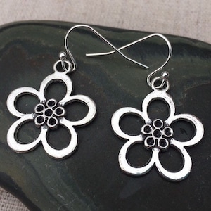 Zilveren bloemoorbellen - bloem hangoorbellen - boho bloemenoorbellen - bloem sieraden cadeaus - cadeaus voor haar - bloem oorbellen