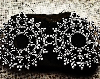 Pendientes grandes de mandala - Pendientes circulares bohemios grandes - Pendientes bohemios llamativos - Pendientes enormes de plata - Regalos para ella - Joyería de mandala