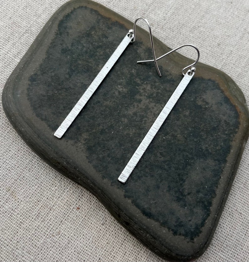 VENTA Pendientes largos de plata Pendientes de barra minimalista Pendientes de palo modernos Pendientes colgantes geométricos delgados Pendientes colgantes alargados imagen 4