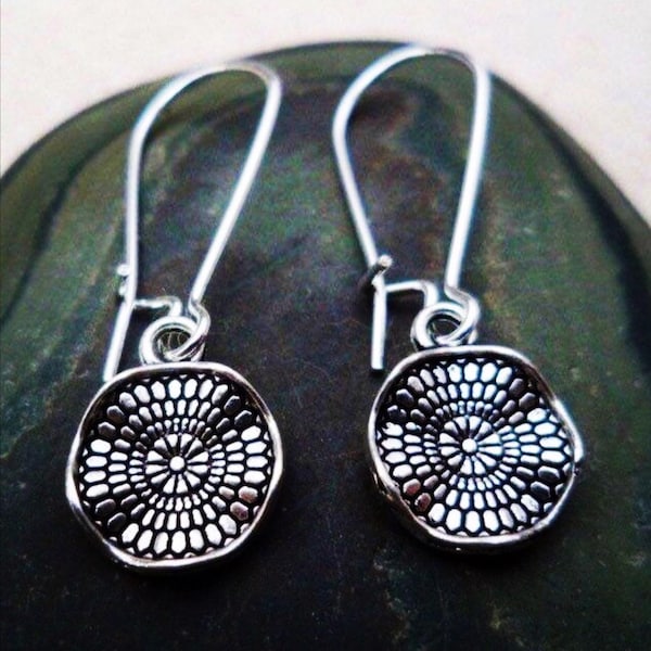 Delicados pendientes de plata - Pequeños pendientes bohemios - Pequeños pendientes colgantes - Pendientes de plata pequeños - Pendientes de plata modernos - Regalos bohemios para ella