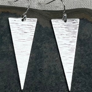 Lange driehoek oorbellen - moderne zilveren oorbellen - geometrische drop oorbellen - minimalistische hangoorbellen - moderne geometrische sieraden