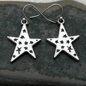 Pendientes de estrella de plata - Pendientes celestiales - Pendientes colgantes de estrella - Regalos de joyería de estrella - Joyería celestial - Regalos de estrella para ella