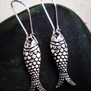 Orecchini a forma di pesce in argento - Orecchini pendenti a forma di pesce - Orecchini a forma di pesce delicati - Regali di gioielli a tema pesce - Regali a tema pesce per lei - Piccoli orecchini a forma di pesce