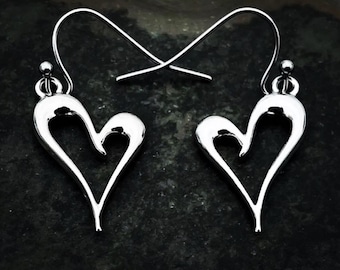 Pendientes de corazón delicados - Pendientes de corazón de plata - Pendientes colgantes de corazón - Joyería de corazón de plata - Regalos de corazón para ella - Regalos de joyería de corazón