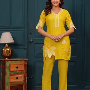 Conjunto de pantalón kurta con bordado floral amarillo brillante, conjunto étnico indio para mujer, ropa festiva, traje de algodón de verano, atuendo hecho a mano.