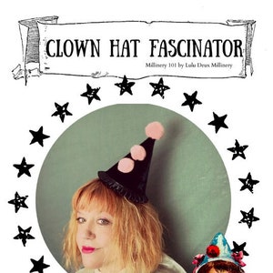 Peut inclure: Un chapeau de clown noir et rose avec un bord en velours noir et trois pompons roses. Le chapeau est porté par une femme aux cheveux blonds et une chemise blanche. L'image est entourée d'un cercle d'étoiles noires. Le texte "CLOWN HAT FASCINATOR" et "Millinery 101 by Lulu Deux Millinery" est en haut de l'image.