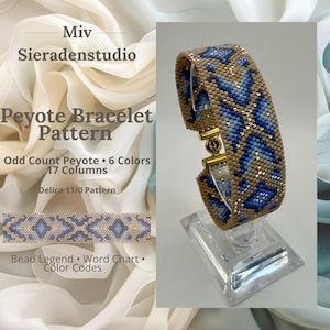 Puede incluir: Una pulsera de peyote con cuentas con un patrón geométrico en tonos de azul, beige y dorado. La pulsera se muestra sobre un soporte transparente. La imagen también incluye el texto "Peyote Bracelet Pattern" y "Odd Count Peyote".