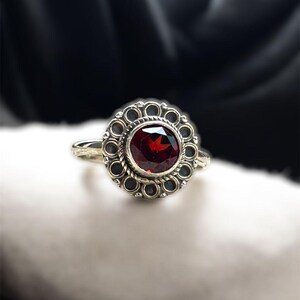Natürliche Granat facettierte runde 925 Sterling Silber Blume Ring handgemachte Januar Birthstone Schmuck Boho Blumen Edelstein Geschenk für Frauen