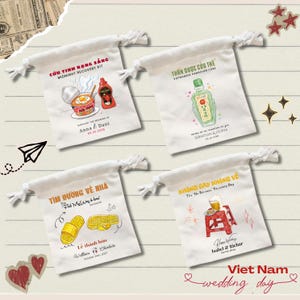 Puede incluir: Cuatro bolsas de tela blanca con cordón que presentan ilustraciones y texto personalizados. Los diseños incluyen una taza de fideos, una botella de vidrio verde, sandalias amarillas y una jarra de cerveza sobre un taburete rojo, con nombres y fechas.