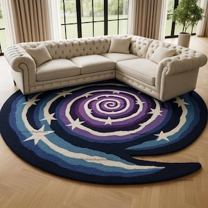 Könnte beinhalten: Ein runder Teppich mit einem Spiralmuster in Blau-, Lila- und Weißtönen, verziert mit Sternen. Der Teppich liegt unter einem cremefarbenen Ecksofa in einem Wohnzimmer.