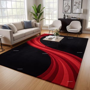 Könnte beinhalten: Ein großer schwarzer Teppich mit einem auffälligen roten Wellendesign. Das Muster des Teppichs schafft eine moderne Ästhetik. Der Teppich befindet sich in einem Wohnzimmer und ergänzt die Möbel. Die Abmessungen des Teppichs sind für einen Wohnraum geeignet.