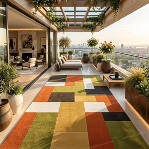 Könnte beinhalten: Moderne Outdoor-Terrasse mit einem farbenfrohen geometrischen Teppich mit rechteckigen Mustern in Orange, Grün, Gelb, Schwarz und Weiß. Die Terrasse umfasst Topfpflanzen, eine Holzpergola und einen Blick auf die Skyline.