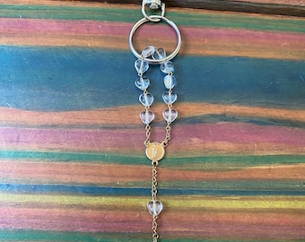 Llavero rosario de palma con cuentas de cristal en forma de corazón y cuentas de cristal