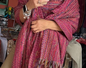 Rebozo mexicano con panel frontal – Rosa Mexicano / Chal multicolor de Puebla / 80 x 28 pulgadas / CasaArtMex