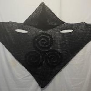 Può includere: Una maschera triangolare nera con un design a maglia di catena e tre motivi circolari al centro.