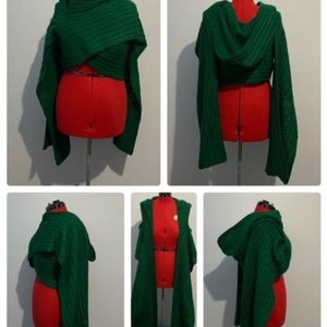 Può includere: Un maglione di lana verde con collo a lupetto e maniche lunghe. Il maglione è mostrato in diversi stili, tra cui una versione corta e una versione più lunga con cappuccio.