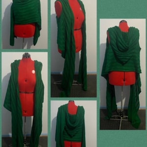 Op de afbeelding: Een groene gebreide vest met capuchon en een gedrapeerde cowl-hals. De vest wordt vanuit verschillende hoeken op een mannequin getoond.