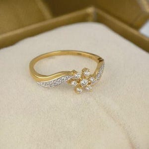 Flower Shape Women&#39;s Ring 2Ct Round Cut Simulated Diamond 14k Yellow Gold Plated